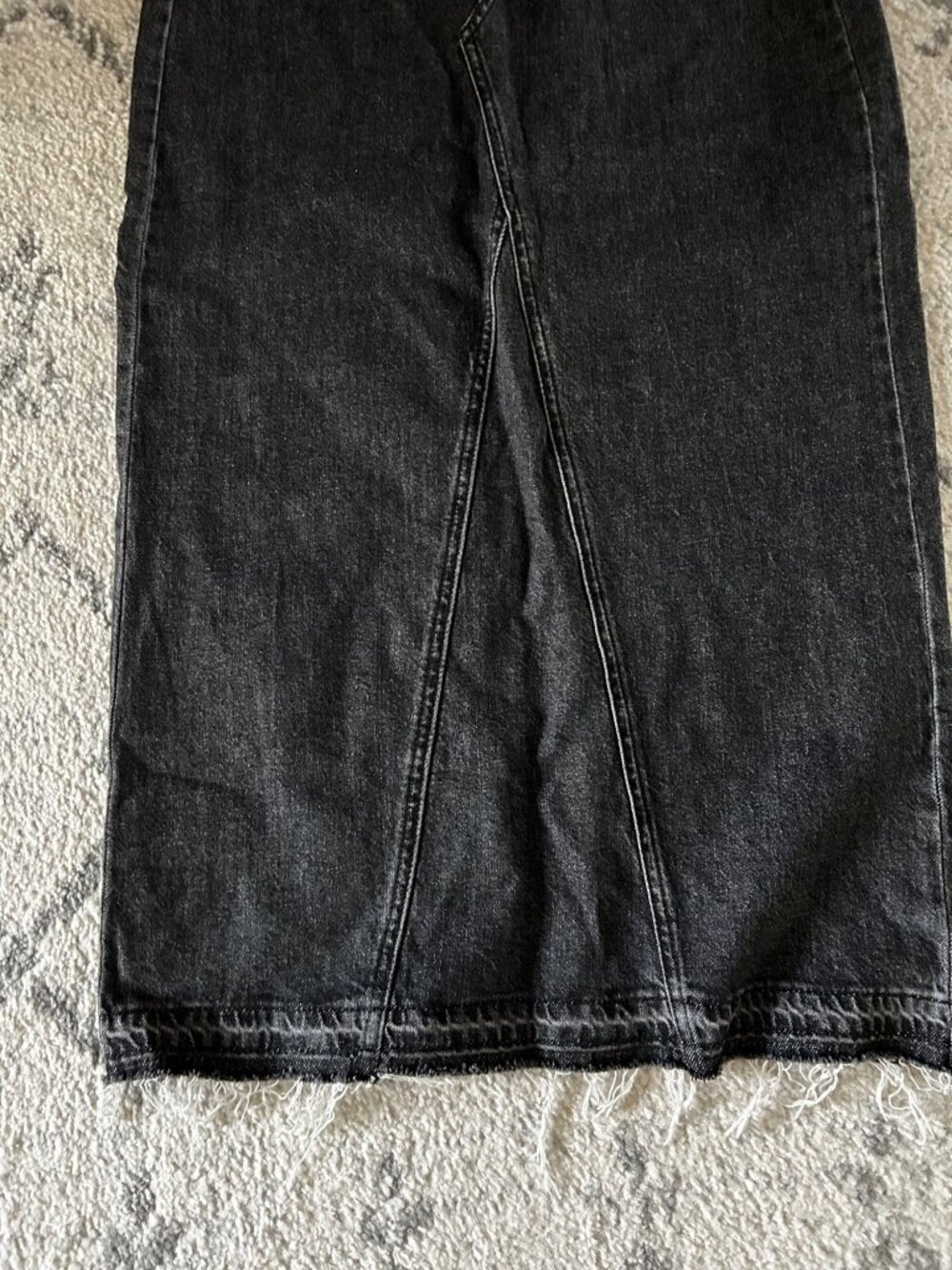 NEW Levi Strauss Black Denim Midi Skirt Straight Pencil Raw Hem Size 2 Women's - Picture 2 of 6